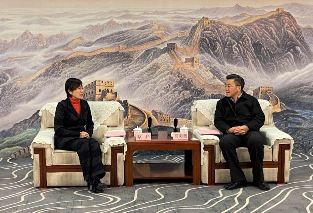 駐滬辦主任蔡亮（左）與寶山區代理區長高奕奕（右）交流意見