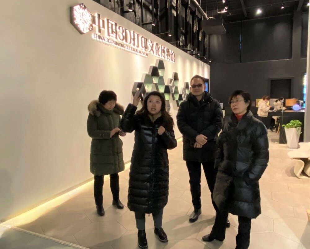 駐滬辦主任蔡亮（右一）參觀位於寶山智慧灣科創園的中國3D打印文化博物館，了解3D打印技術的發展歷程。