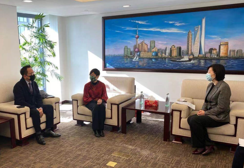 駐滬辦主任蔡亮（中）、駐滬辦副主任鞏連全（左一）與上海市商務委副主任諸旖（右一）會面交流