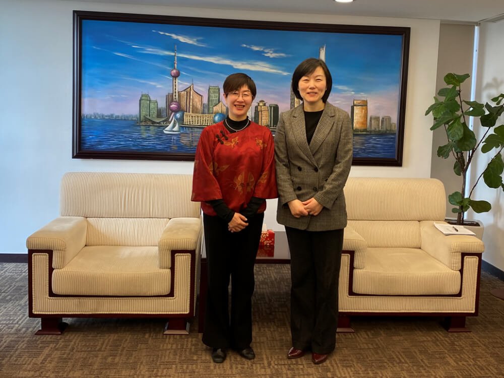 駐滬辦主任蔡亮（左）與上海市商務委副主任諸旖（右）會面後合影