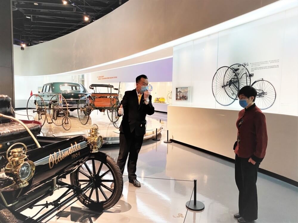駐滬辦主任蔡亮（右）參觀上海汽車博物館，了解汽車的歷史及內地在汽車工業的發展歷程