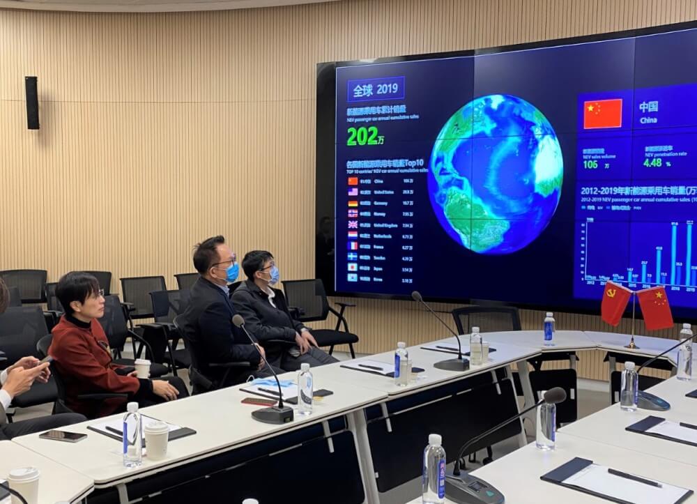 駐滬辦主任蔡亮（左一）參觀安亭•上海國際汽車城的數據中心，了解新能源汽車的大數據資料分析