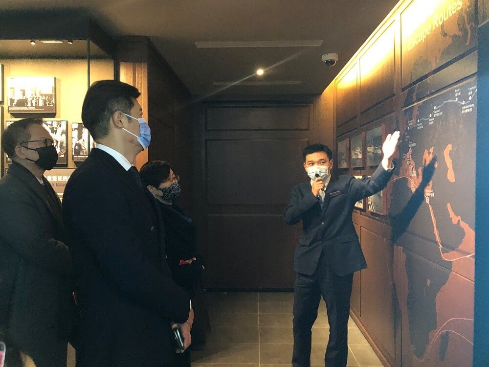駐滬辦主任蔡亮（左三）、滬港經濟發展協會會長姚祖輝（左二）、駐滬辦副主任鞏連全（左一）細心聆聽講解員介紹猶太人逃亡逼害，抵達上海的經歷