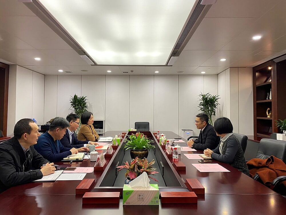 駐滬辦副主任翁榮楨（右二）在杭州市人民政府港澳事務辦公室代表陪同下與杭州市應急管理局副局長沈根林（左三）會面座談