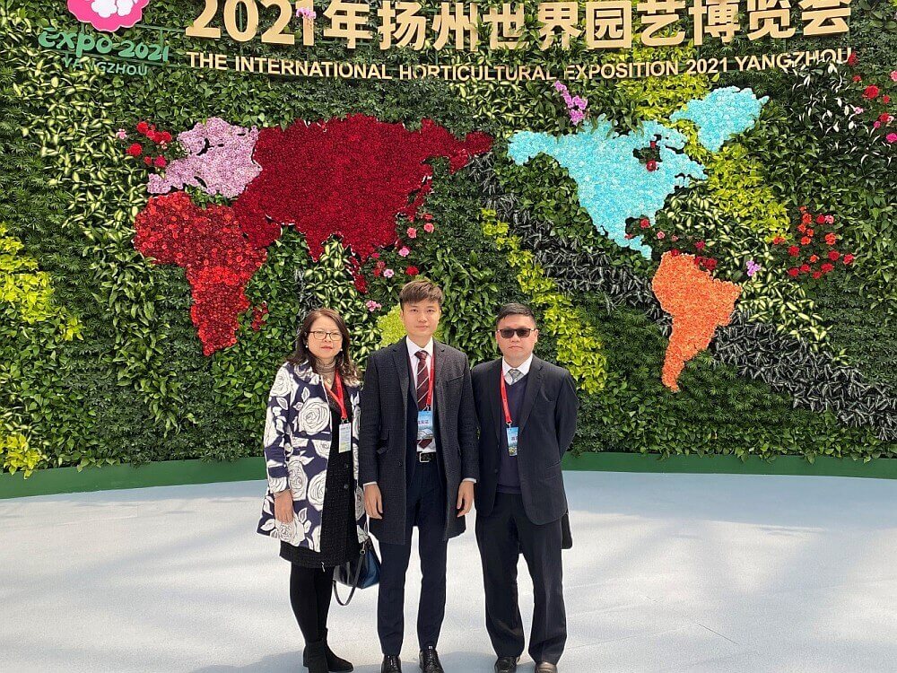 駐滬辦署理主任勞逸民（中）一行出席2021年揚州世界園藝博覽會開幕式合影