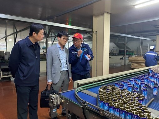 嘉美食品包裝（滁州）股份有限公司李文常總經理（右一）向龐總監介紹公司產品生產工藝