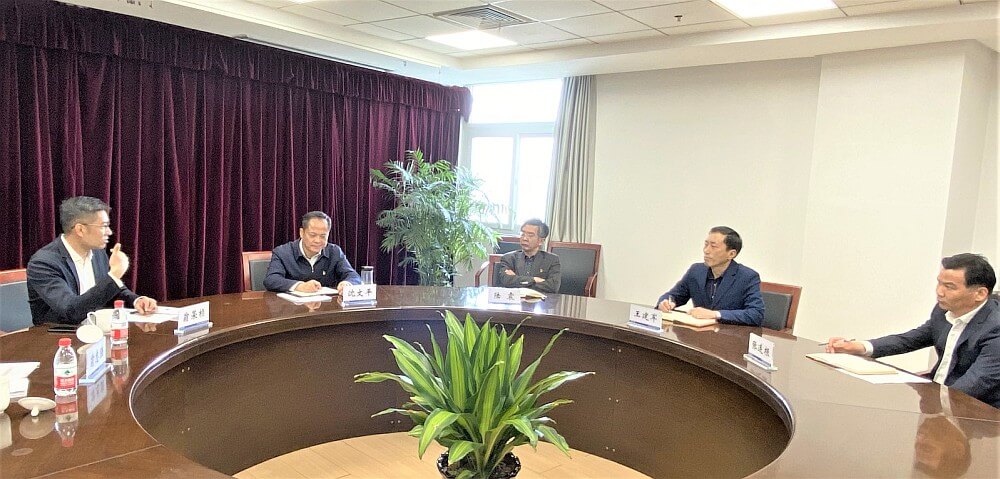 駐滬辦副主任翁榮楨（左一）與嘉興市人民政府港澳事務辦公室主任沈文平（左二）會面座談 