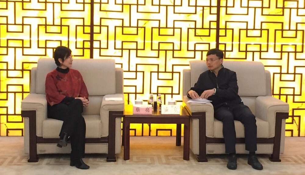 駐滬辦主任蔡亮（左）與崇明區區長繆京（右）交流意見