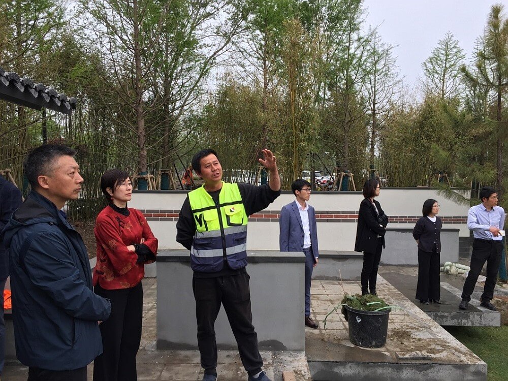 駐滬辦主任蔡亮（左二）視察中國花卉博覽會北園的施工情況