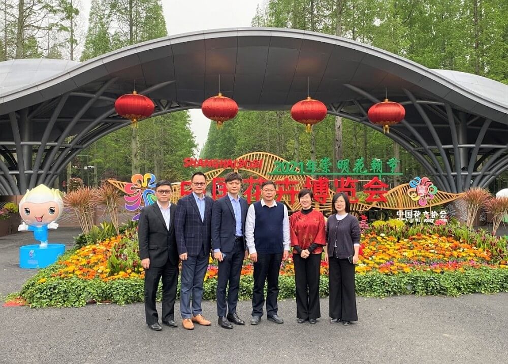 駐滬辦主任蔡亮（右二）在崇明區人民政府辦公室主任張振斌（右三）陪同下參觀了位於中國花卉博覽會南園的2021年崇明花朝節