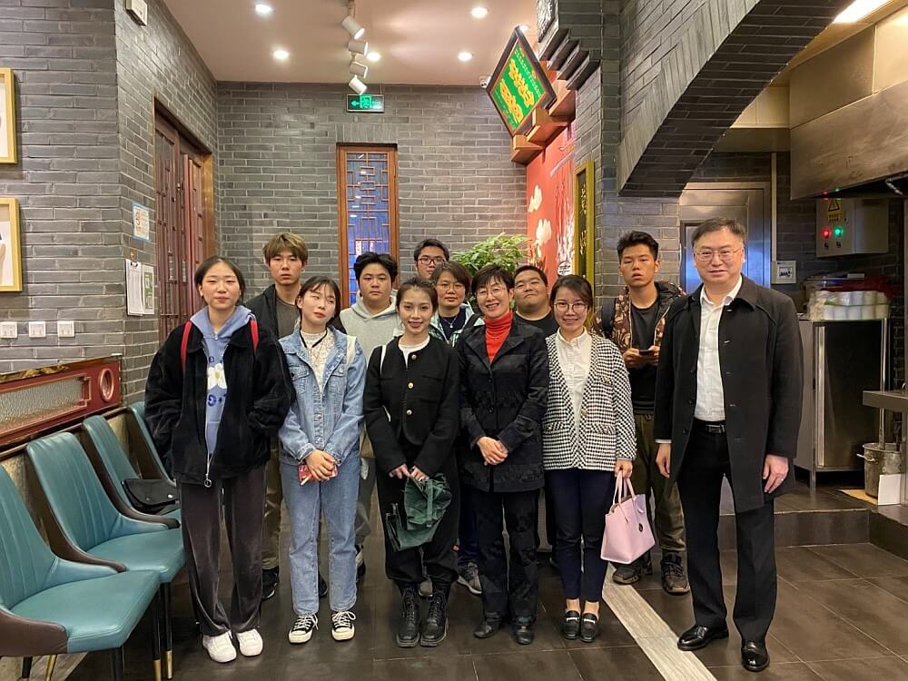 駐滬辦主任蔡亮（第一排右三）與在青香港學生合照