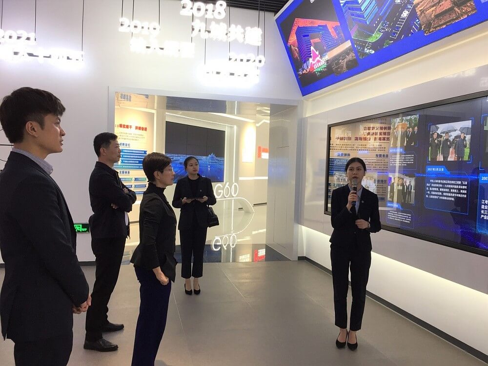 駐滬辦主任蔡亮（左工）於會面前參觀落戶松江的長三角G60科創走廊規劃展示館，了解松江區科創產業的發展情況