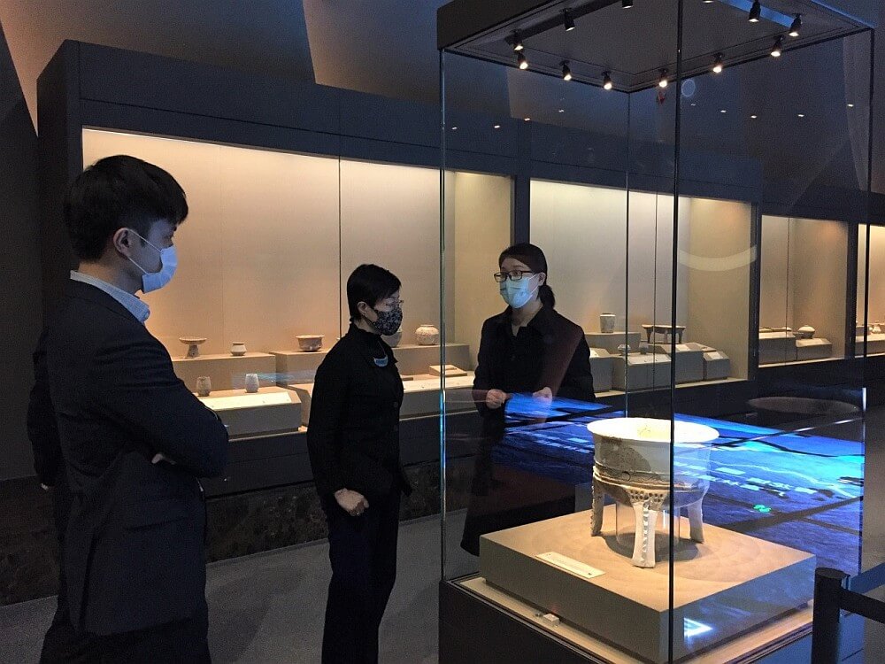 駐滬辦主任蔡亮（中）於會面後參觀廣富林遺址文化公園，了解松江的歷史人文發展