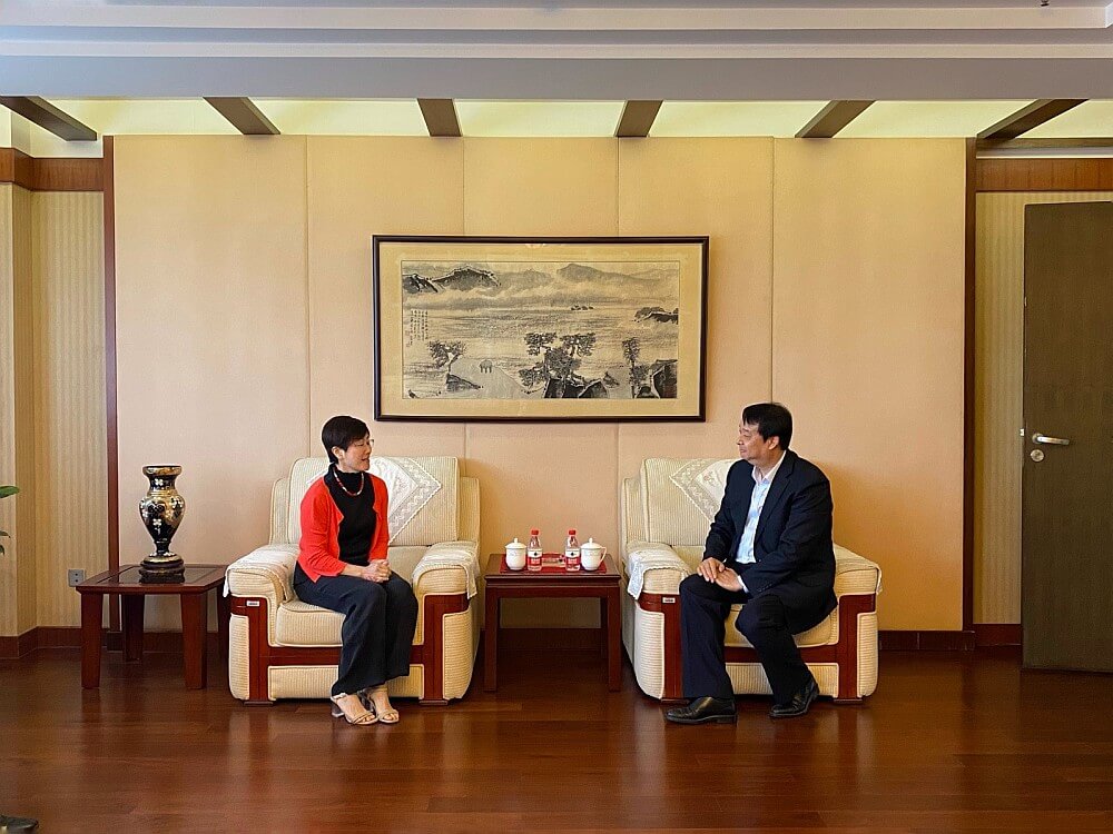 駐滬辦主任蔡亮（左）與上海市公安局黃浦分局副局長聞人軍（右）座談會面