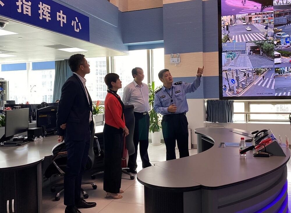 駐滬辦主任蔡亮（左二）参觀上海市公安局黃浦分局指揮中心