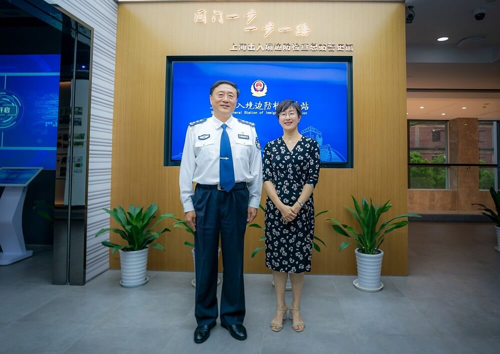 駐滬辦主任蔡亮（右）與上海出入境邊防檢查總站總站長任英超（左）合影