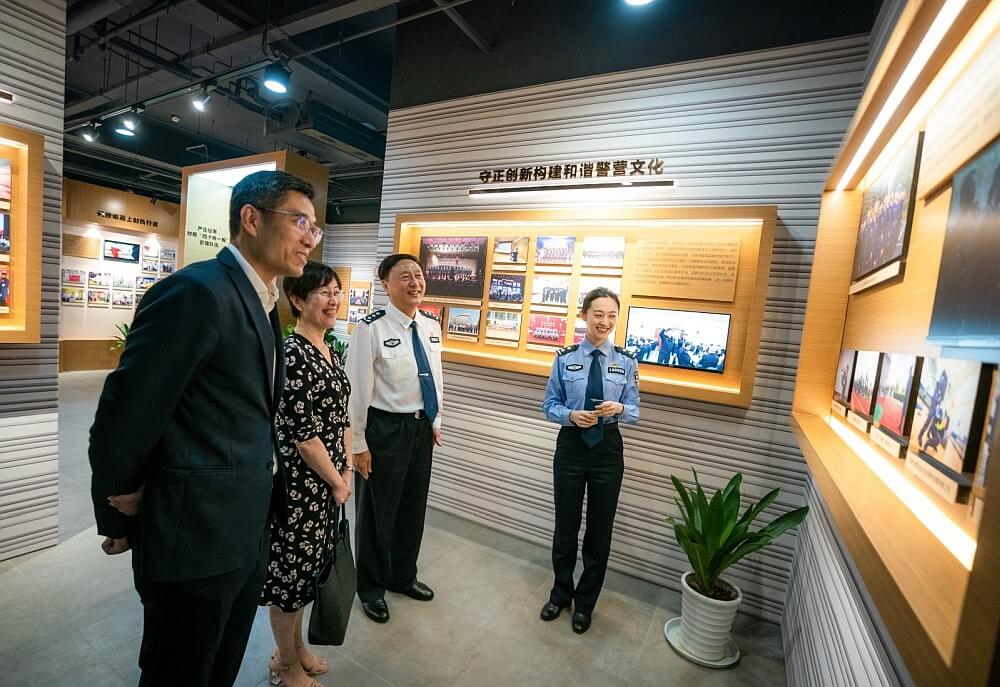 駐滬辦主任蔡亮（左二）参觀上海出入境邊防檢查總站警史館