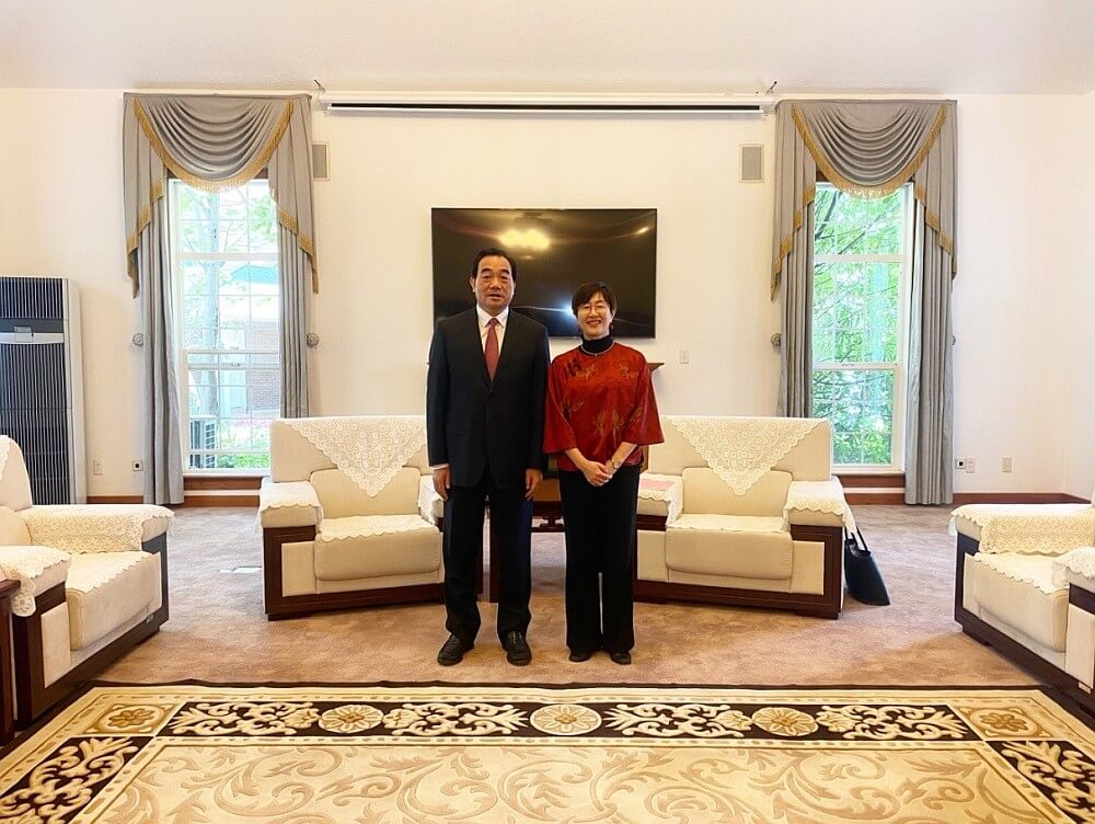 駐滬辦主任蔡亮（右）與徐州市委書記周鐵根（左）會後合影
