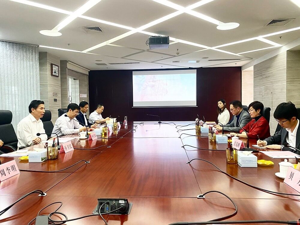 駐滬辦主任蔡亮（右二）與徐州市委統戰部部長畢于端（左一）會面座談