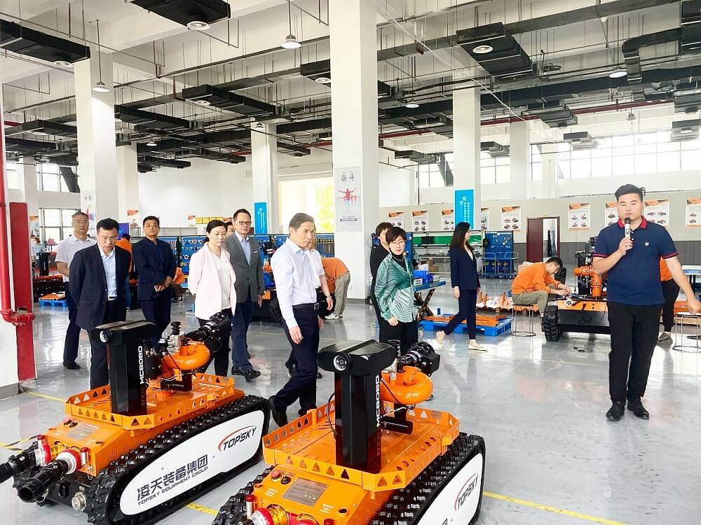 駐滬辦主任蔡亮（右三）參觀安科園了解徐州市安全科技企業最新發展