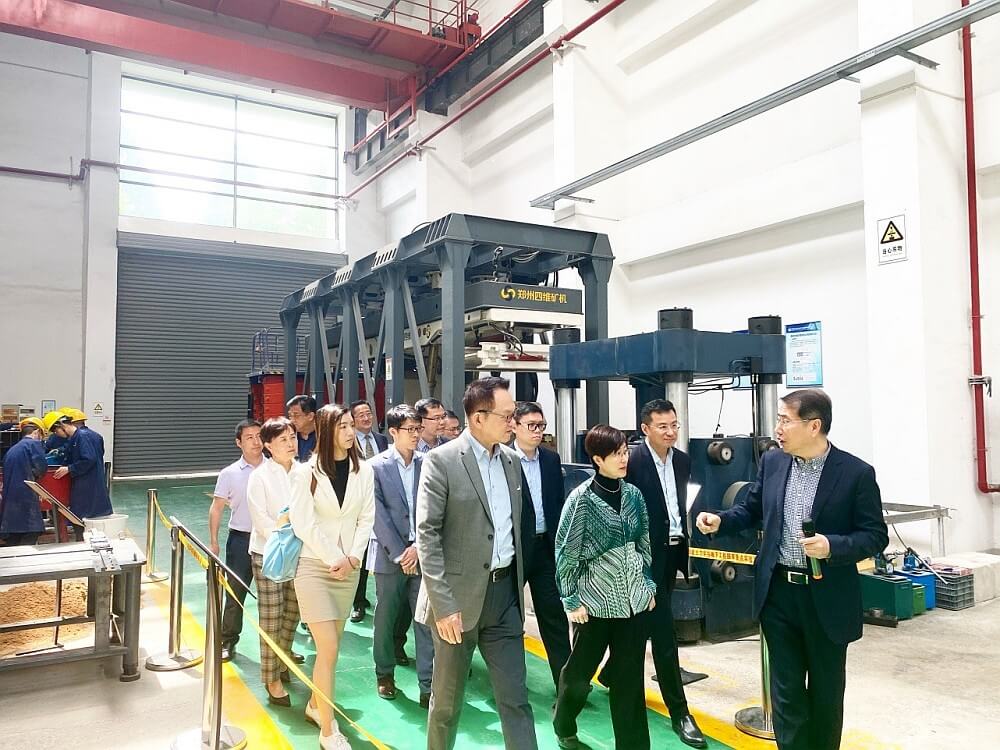 駐滬辦主任蔡亮（右三）參觀中國礦業大學深部岩土力學與地下工程國家重點實驗室