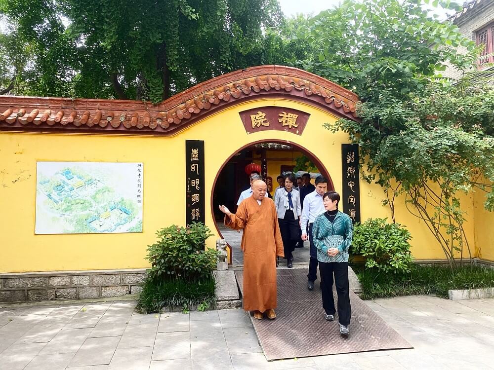 駐滬辦主任（右一）參觀興化寺了解徐州的歷史文化發展