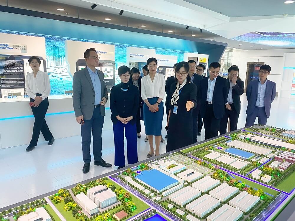 駐滬辦主任蔡亮（左三）參觀長電科技，了解公司在宿遷的發展