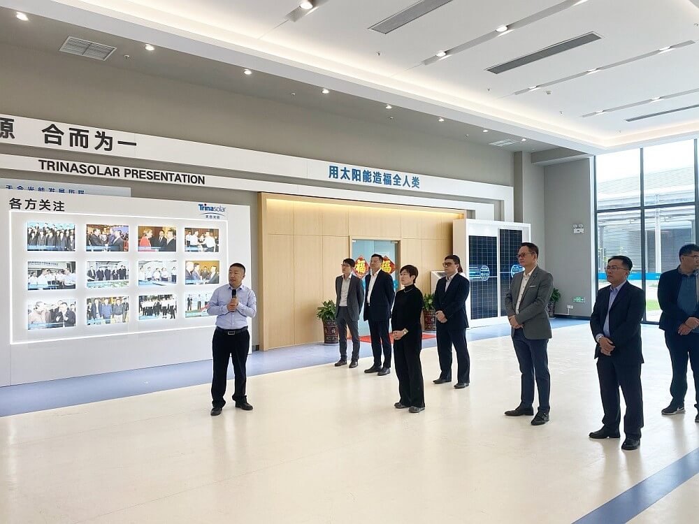 駐滬辦主任蔡亮（左四）參觀天合光能在宿遷投資興建的光伏生產基地