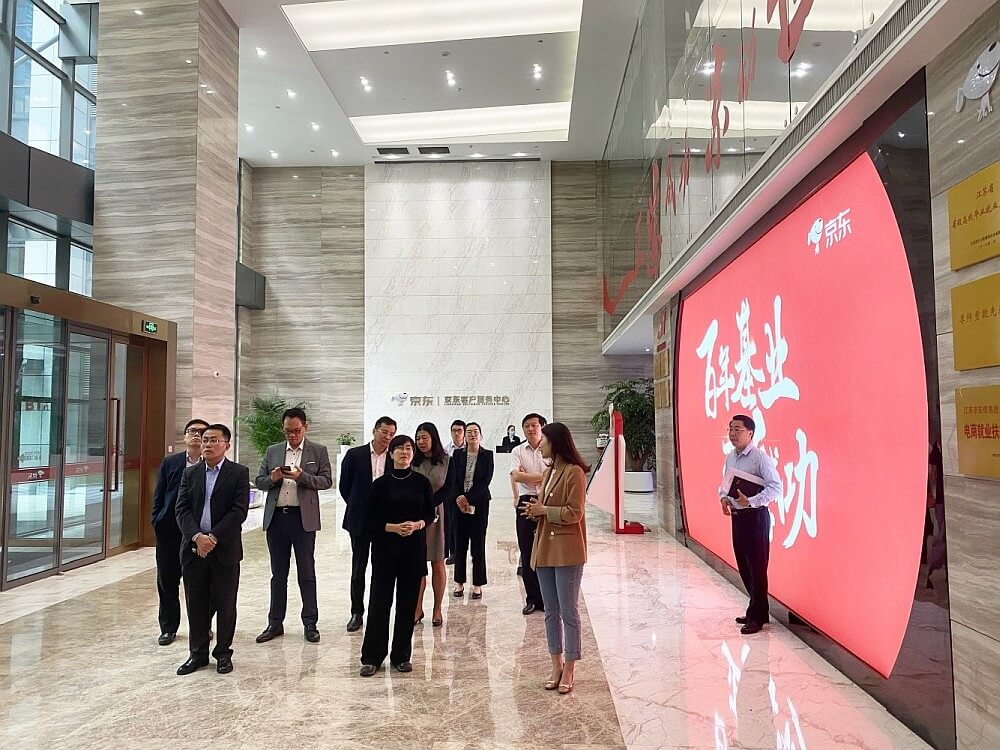 駐滬辦主任蔡亮（左五）參觀京東客服中心，了解公司在宿遷投資發展的情況