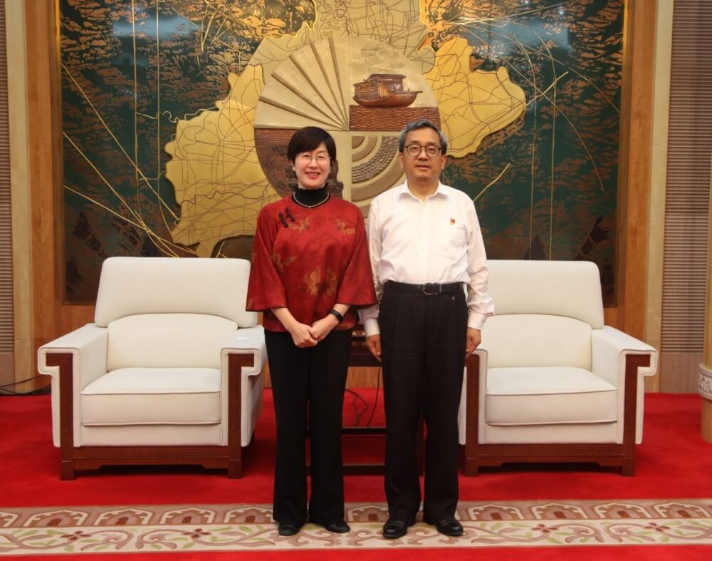 駐滬辦主任蔡亮（左）與嘉興市政府副市長盛全生（右）於會後合影