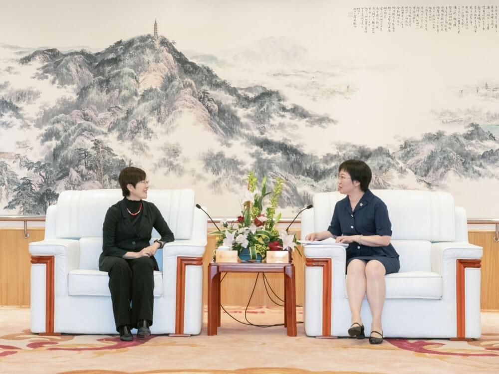 駐滬辦主任蔡亮（左）與湖州市委常委吳登芬（右）會面交流