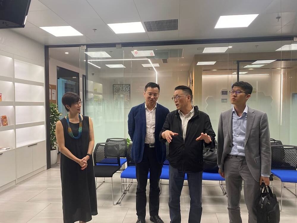 安得利集團大中華區總顧問許海南（右二）向駐滬辦主任蔡亮（左一）介紹公司產品