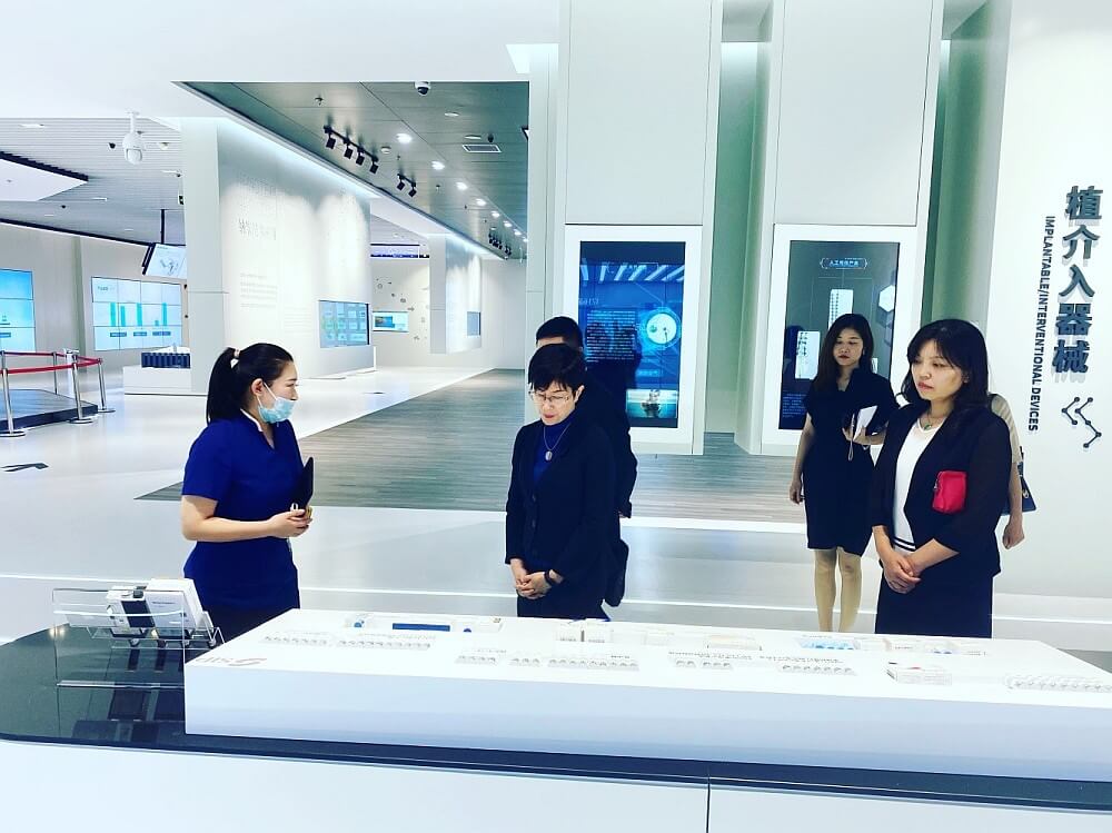駐滬辦主任蔡亮（左二）參觀蘇州工業園展示中心，了解蘇州工業園的最新發展情況