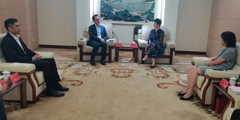 駐滬辦副主任鞏連全（左）和連雲港市副市長吳海雲（右）會面交流