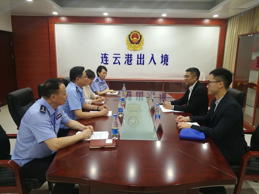 駐滬辦副主任翁榮楨（右二）與江蘇省連雲港市公安局副局長連洪濤（左二）座談會面