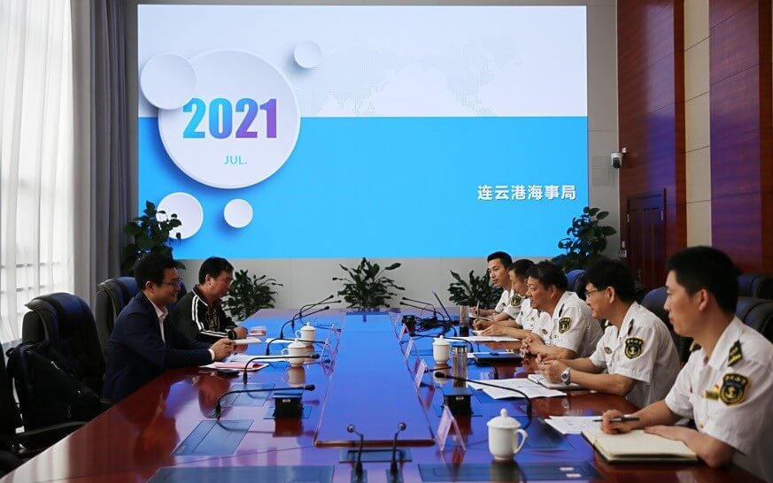 香港船舶註冊處駐上海區域總監向大田（左一）和連雲港海事局副局長羅金一（右三）會面交流