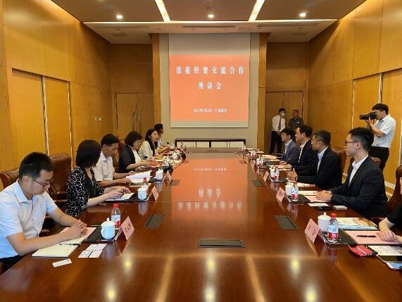 駐滬辦副主任鞏連全（右四）和淮安市副市長王向紅（左四）會面交流