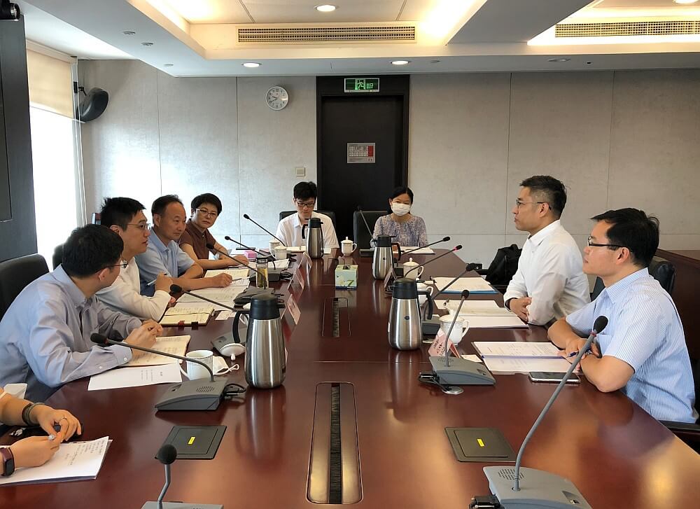 駐滬辦副主任翁榮楨（右二）與上海市民政局副局長曾群（左二）座談會面