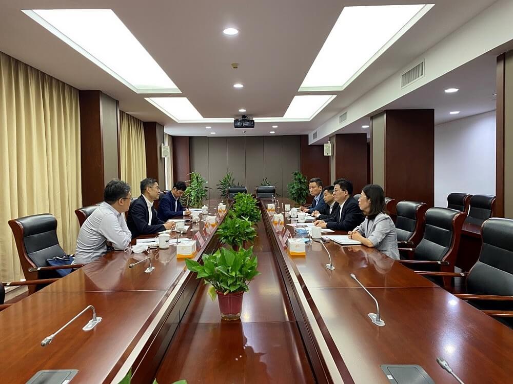 駐滬辦副主任翁榮楨（左二）與江蘇省人民政府民政廳副廳長戚錫生（右二）座談會面