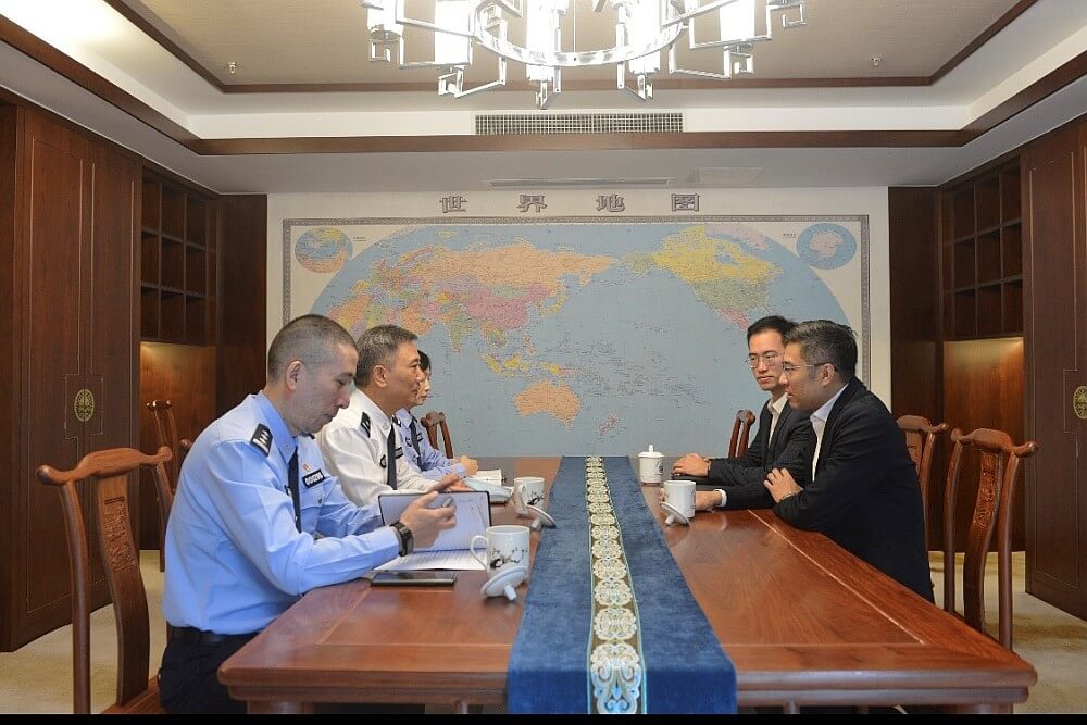 駐滬辦副主任翁榮楨（右一）與江蘇省公安廳出入境管理局局長高超（左二）座談會面