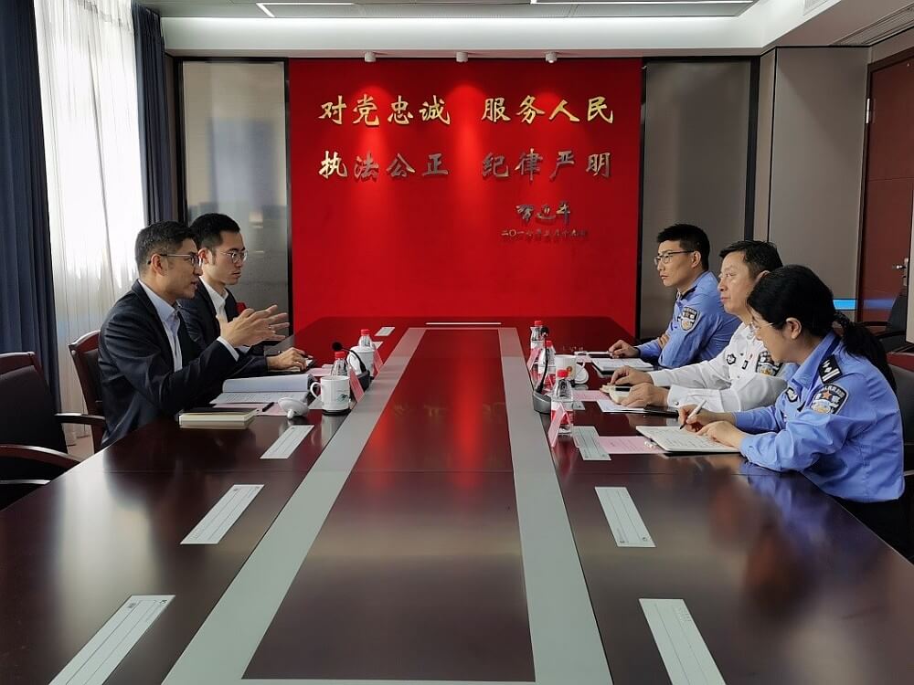 駐滬辦副主任翁榮楨（左一）與南京市公安局出入境管理支隊支隊長黃玉輝（右二）座談會面