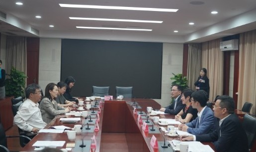 駐滬辦主任蔡亮（右三）與南京市商務局孔秋雲書記（左一）會面交流