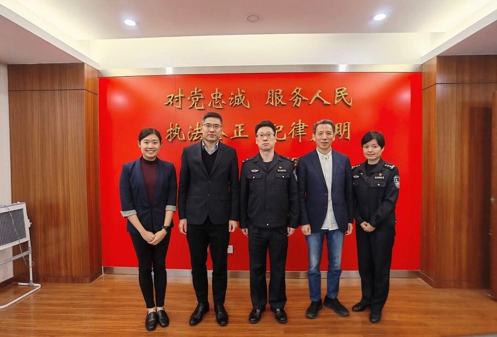 駐滬辦副主任翁榮楨（左二）與杭州市公安局出入境管理局政委李敏（中）等合影