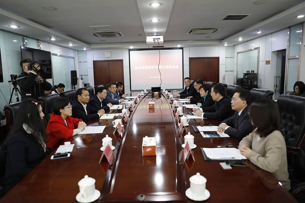 駐滬辦主任蔡亮（右四）與臨沂經濟技術開發區企業代表座談