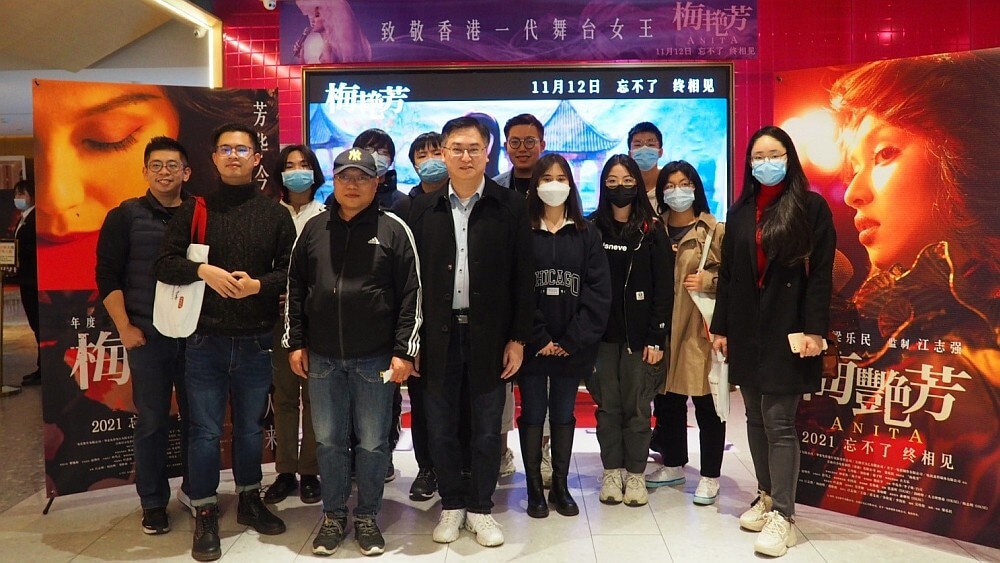 驻山东联络处副主任方明远（前排右二）与山东大学香港学生合影