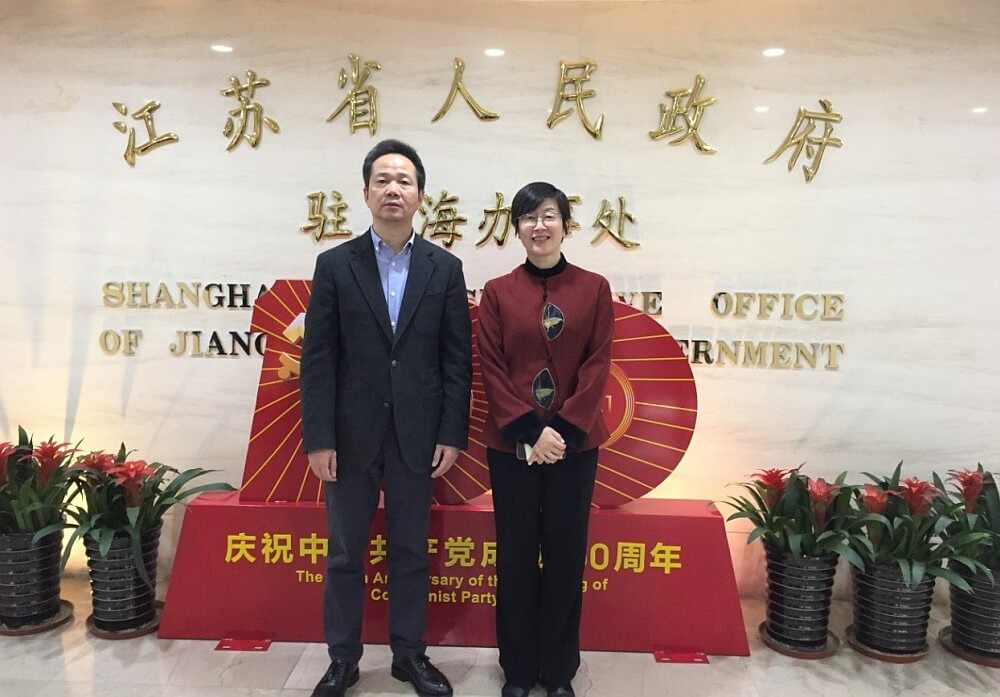 駐滬辦主任蔡亮（右）與江蘇省人民政府駐上海辦事處主任黃運海（左）於會面後合影