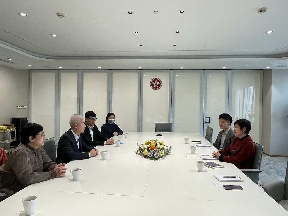 駐滬辦主任蔡亮（右一）與國際熱愛大自然促進會會長呂志華（左二）會面交流