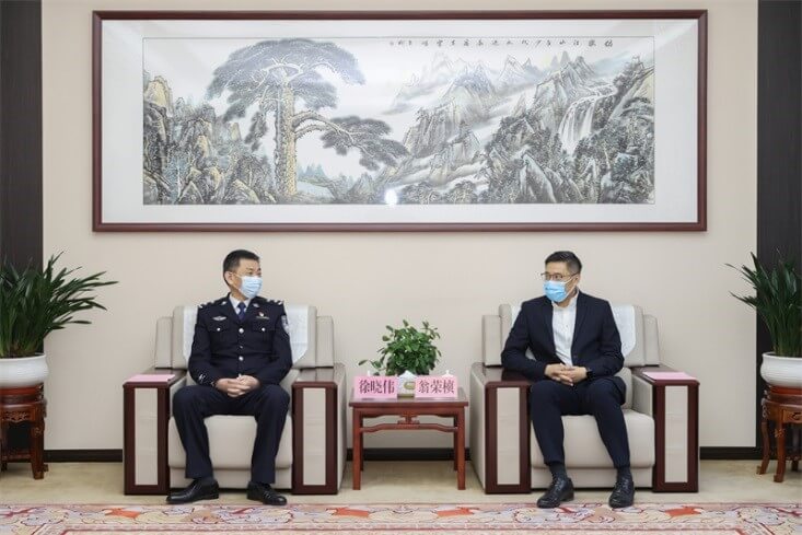 駐滬辦副主任翁榮楨（右）與山東出入境邊防檢查總站長徐曉偉（左）會面交流