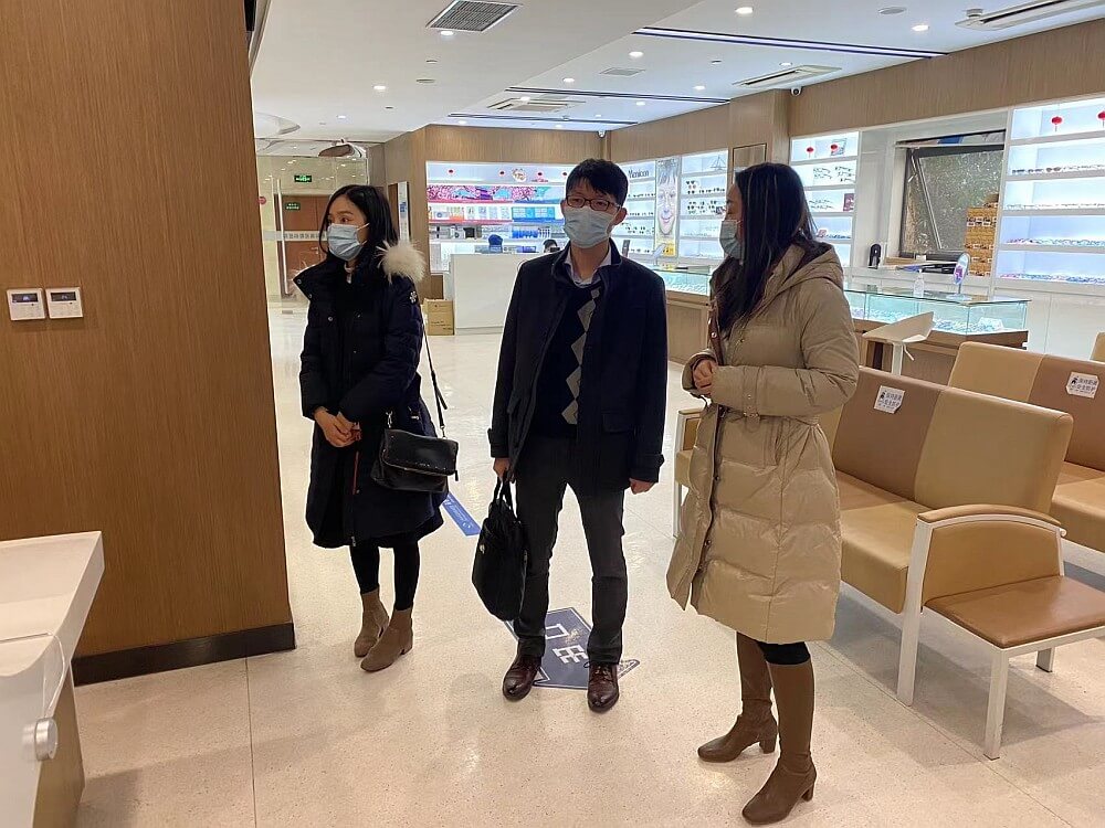 上海希瑪瑞視眼科醫院健康管理部經理馬曉星女士（右）陪同駐滬辦經貿關係總監龐錦輝（中）一行參觀醫院