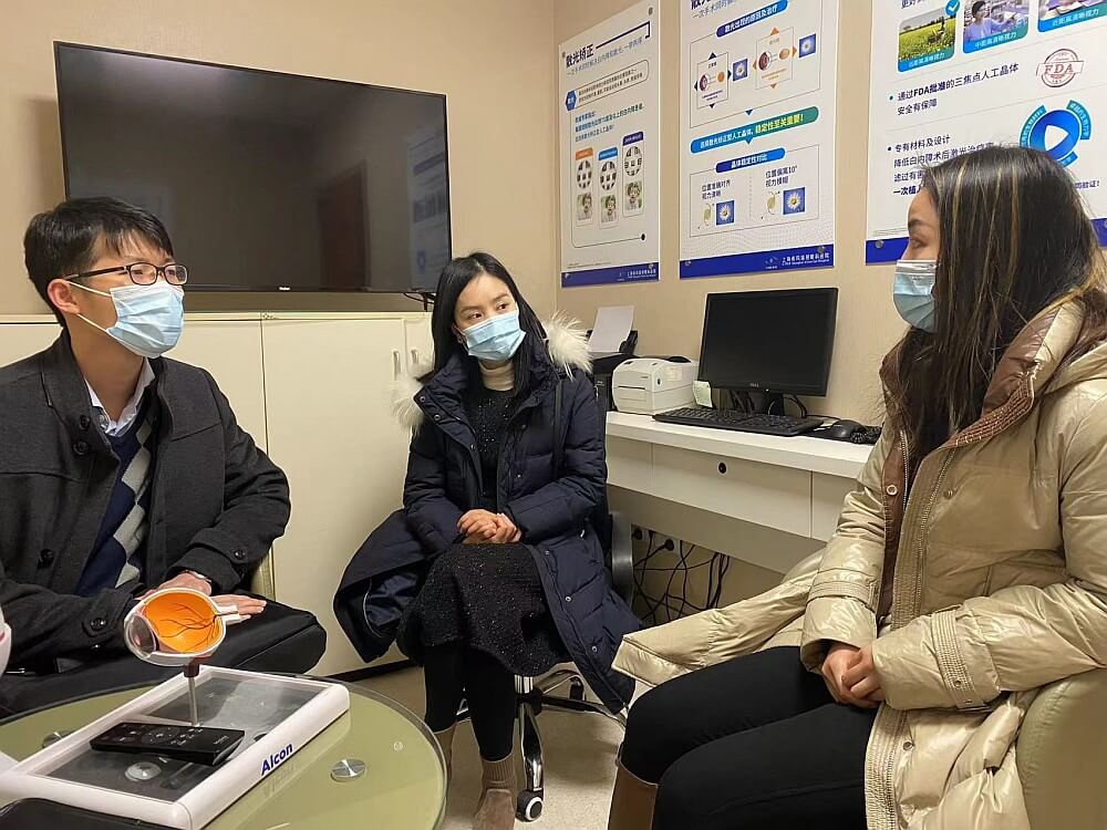 駐滬辦經貿關係總監龐錦輝（左）一行與上海希瑪瑞視眼科醫院健康管理部經理馬曉星女士（右）交流